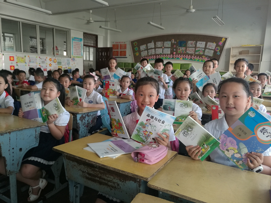 孩子领到课本的笑脸 孩子领到课本的笑脸