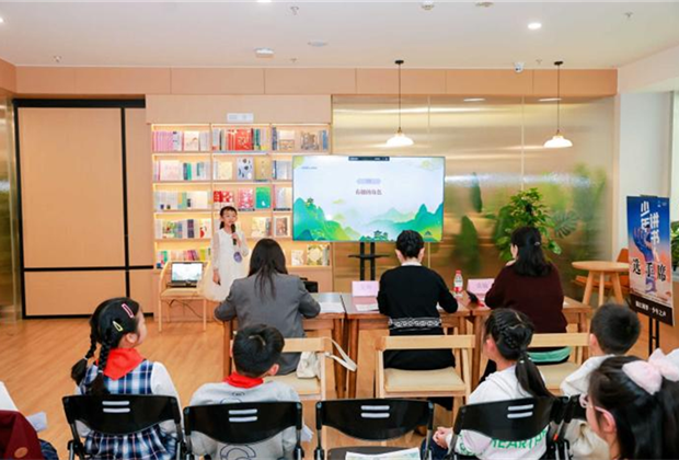 以“一老一小讲书人”激活代际阅读新生态